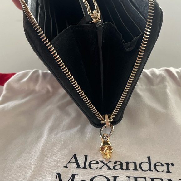 Alexander McQueen - Black Pebble
Leather Skull Zip-Around Oversized Wallet EUC - Picture 12 of 15